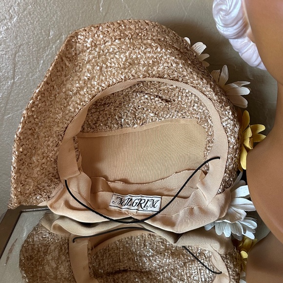 UNIQUE 1930s' BEIGE STRAW & GROSGRAIN ASYMMETRICAL HAT + FABRIC "DAISIES" - Picture 11 of 12